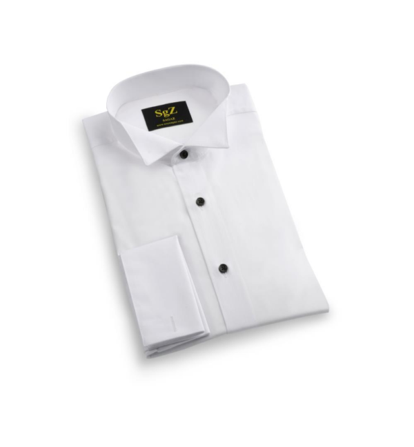 Camisa blanca con botón negro